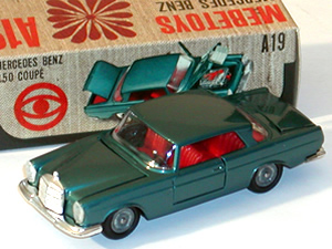 Verde petrolio metallizzato, interno rosso